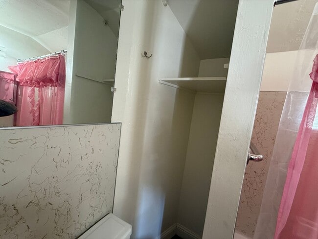 Building Photo - Studio Apartment with on-site Storage