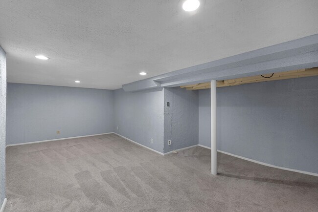 Building Photo - 5577 N Kent Ave