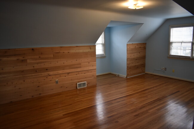 Upper bedroom III - 18921 Coffinberry Blvd