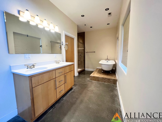 Building Photo - Maintenance Free Living ~ Close to KSU & Aggieville