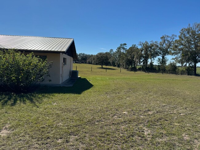 Building Photo - Quiet Country Living!!