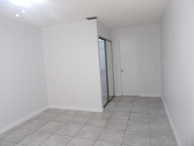 Building Photo - 4132 Palm Bay Cir