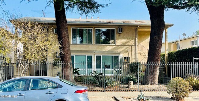 Primary Photo - 5728 Hazeltine Ave