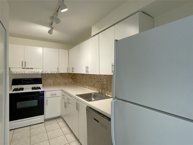 Building Photo - 6904 N Kendall Dr