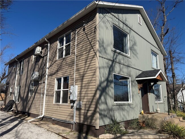 Building Photo - 620 S 2nd St