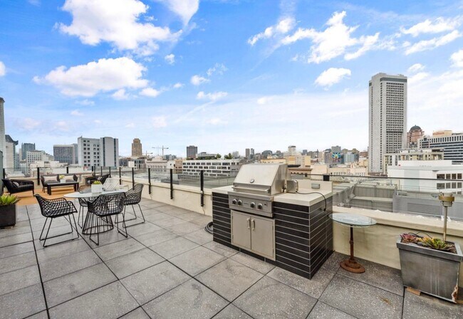 Building Photo - 1BR/1BA PENTHOUSE! Enormous Private Roof D...