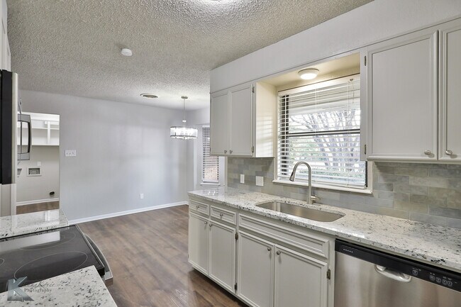 Building Photo - 4350 Bluebonnet Ct