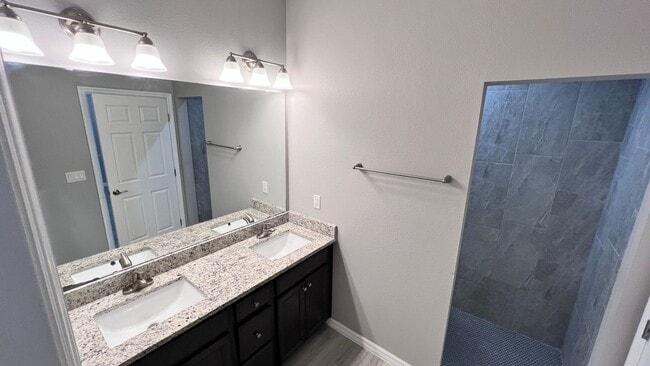 Building Photo - Beautiful 3 Bedroom, 2 Bathroom Home in Pa...