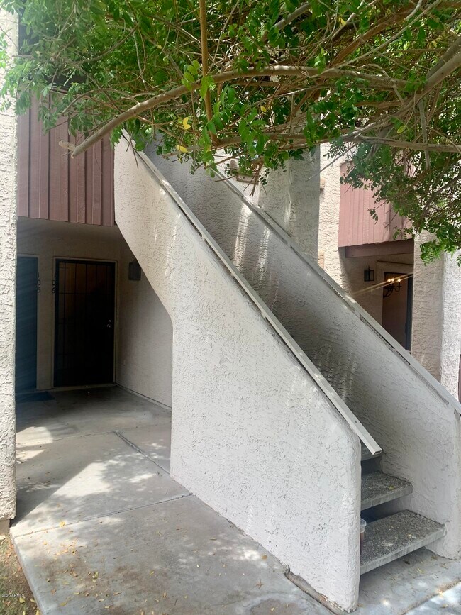 Building Photo - 3102 E Clarendon Ave