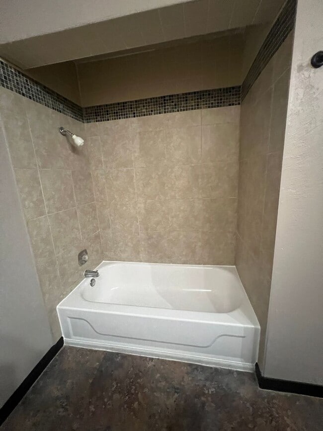 Building Photo - 4 bedroom/2 bath house