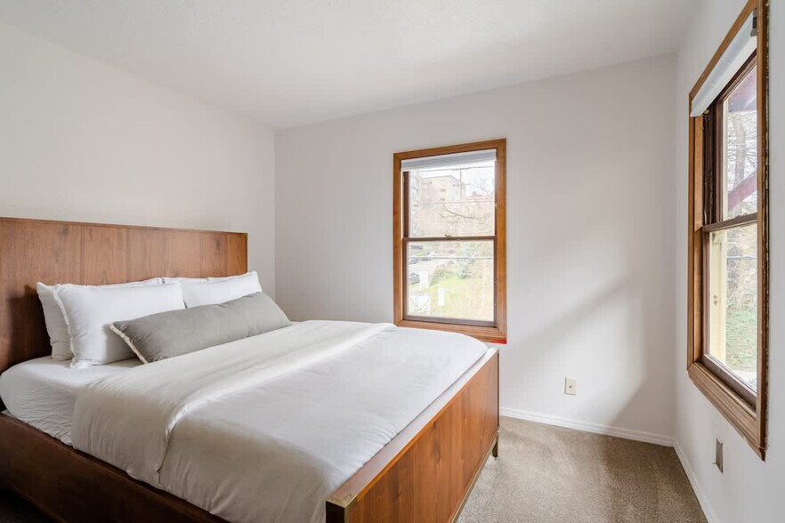 Building Photo - 1200 SW 20th Ave