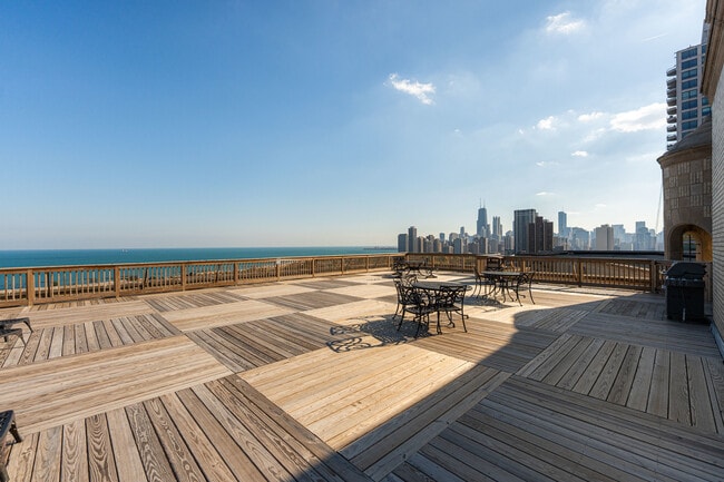 Building Photo - 2000 N Lincoln Park W