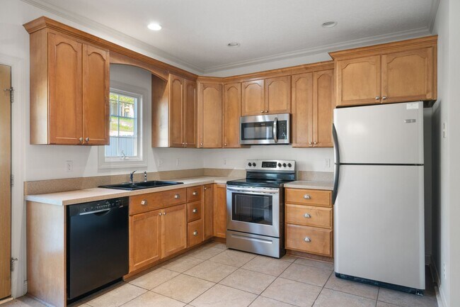Building Photo - 3 bed/2 1/2 Bath. Pet Friendly, Pool,