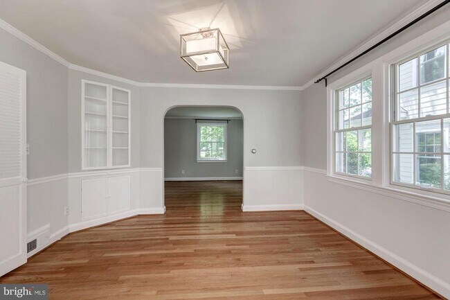Building Photo - 4811 Drummond Ave