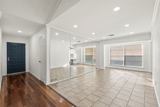 Building Photo - 8818 Edgemoor Dr