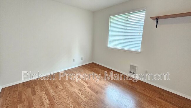 Building Photo - 1155 Silverleaf Ct E