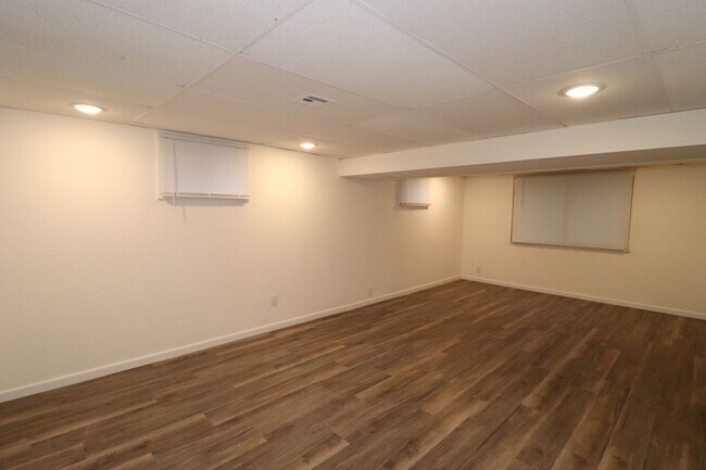 Building Photo - 517 Maple St