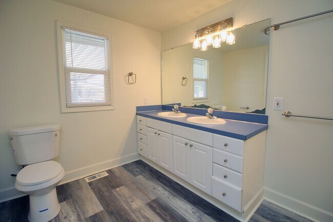 Building Photo - UNIVERSITY LIVING - Beautiful 5 Bedroom Ho...