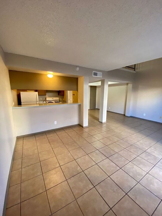 Building Photo - 2 Bedroom Townhome with Refrigerated Air