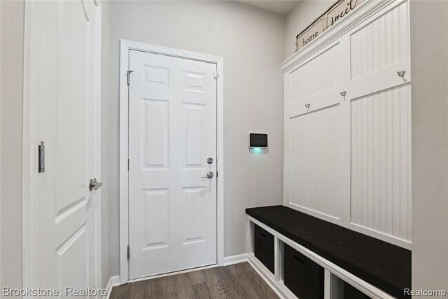 Building Photo - 765 Hummingbird Dr