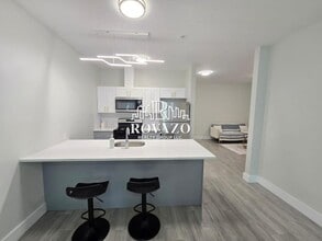 Building Photo - 130 Ellis Ave