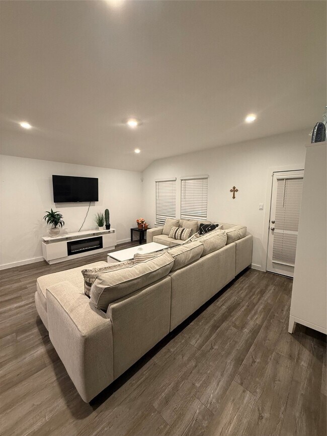 Building Photo - 1119 Fringed Bluestar Dr