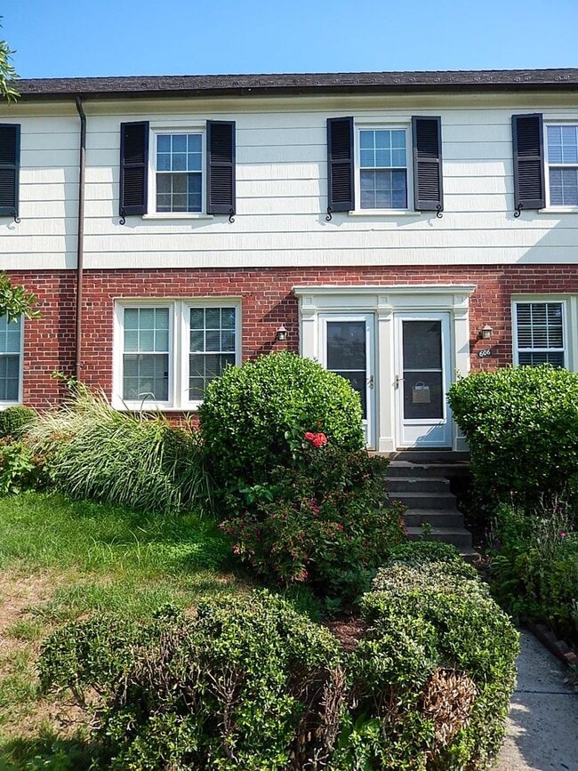 Building Photo - Sun-Filled & Well-Maintained 1 Bed 1 Bath ...