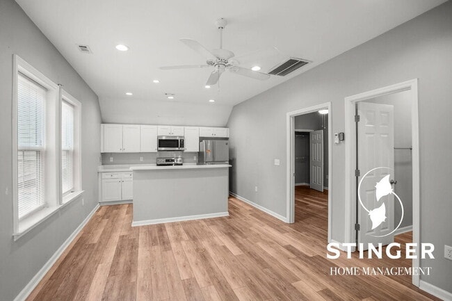 Building Photo - 1808 Lenora Dr