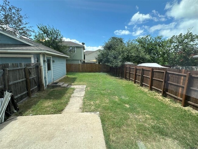 Building Photo - 2315 Bluffstone Dr