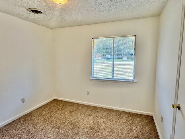 Building Photo - Cozy Meets Spacious: 4BR/2BA with Bonus Den & Patio