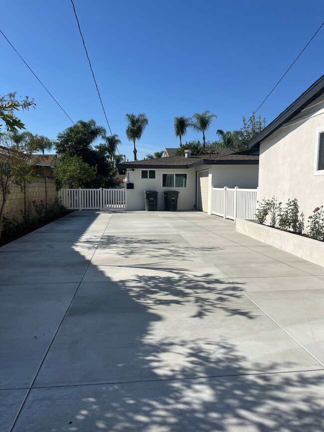 Building Photo - Beautifully Remodeled 2 Bed / 1 Bath Home ...