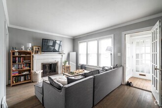 Building Photo - Shorewood Lower Flat