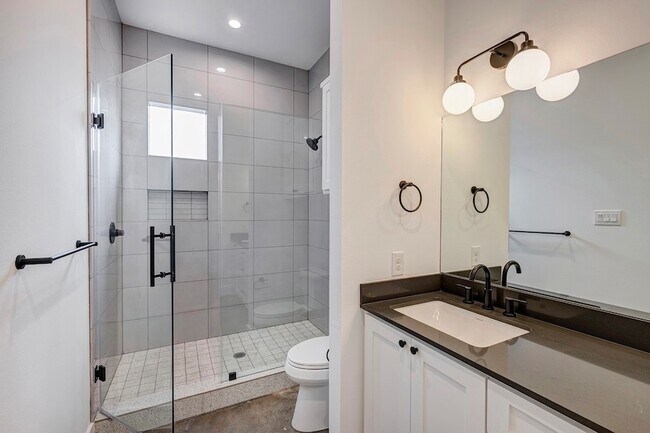 Building Photo - 1717 Airline Dr