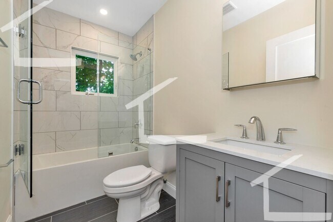 Building Photo - Huge 5 bed in Medford