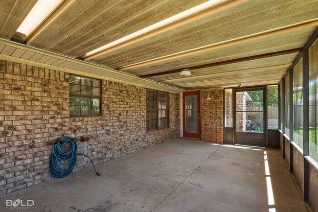 Building Photo - 2542 Spruce Dr