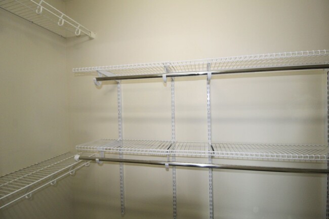 Building Photo - 869 Camelot Ln