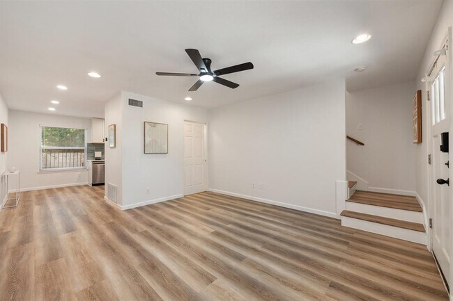 Building Photo - 1500 East Side Dr
