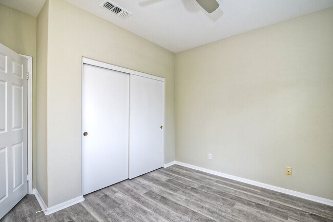 Building Photo - Immaculate Town Home in the Valencia Commu...