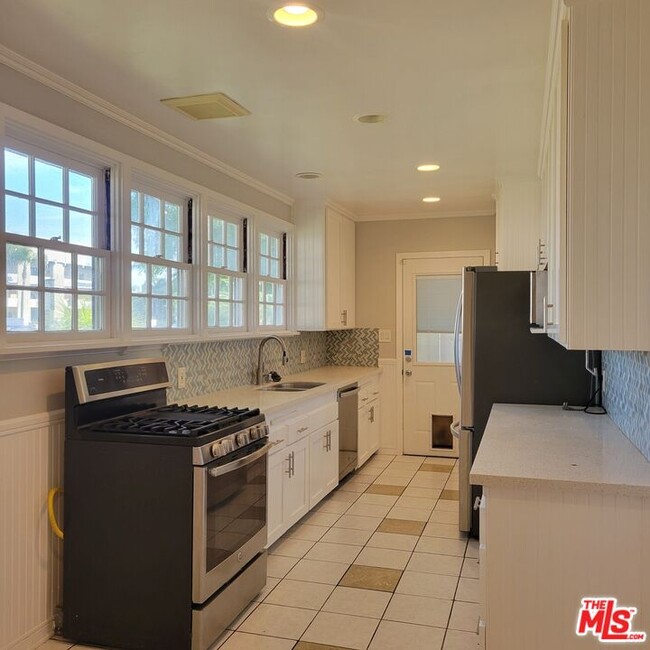 Building Photo - 2781 N Bellflower Blvd