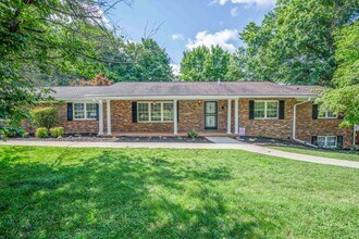 Building Photo - Halls 37938 - 4 bedroom, bath home with 4 garage spaces - Call Susan Niedergeses 865-300-4722
