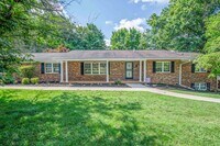 Building Photo - Halls 37938 - 4 bedroom, bath home with 4 garage spaces - Call Susan Niedergeses 865-300-4722