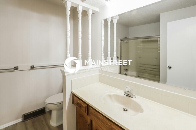 Building Photo - 4 Bedroom Pet-Friendly Home in LEES SUMMIT...