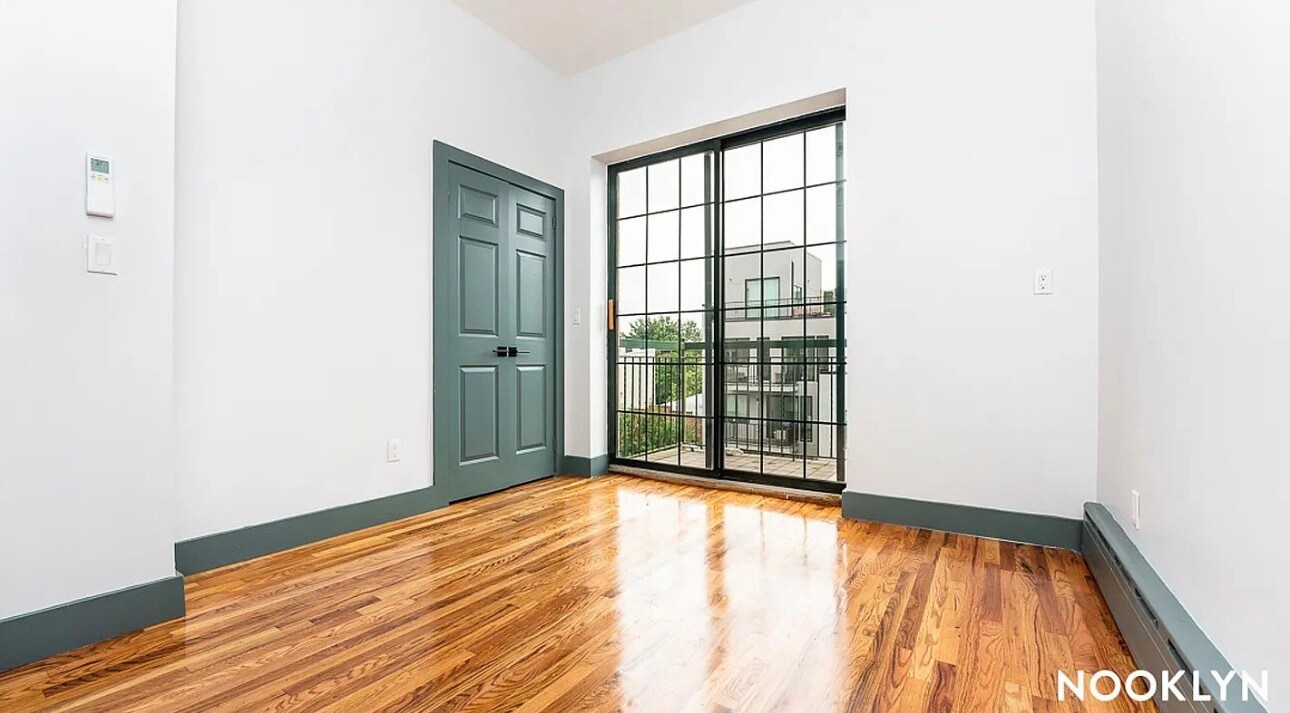 Building Photo - 52 Monitor St