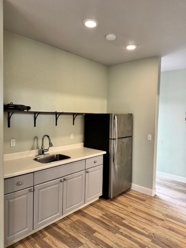 Building Photo - Spacious 1 Bedroom Mother-in-Law unit with...