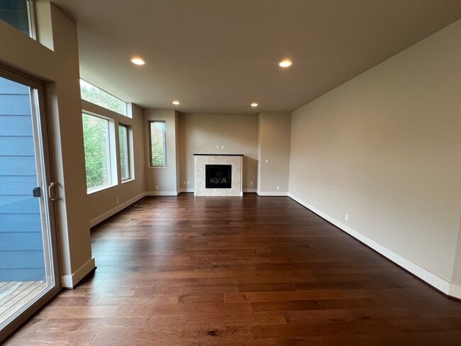 Building Photo - Newcastle Home