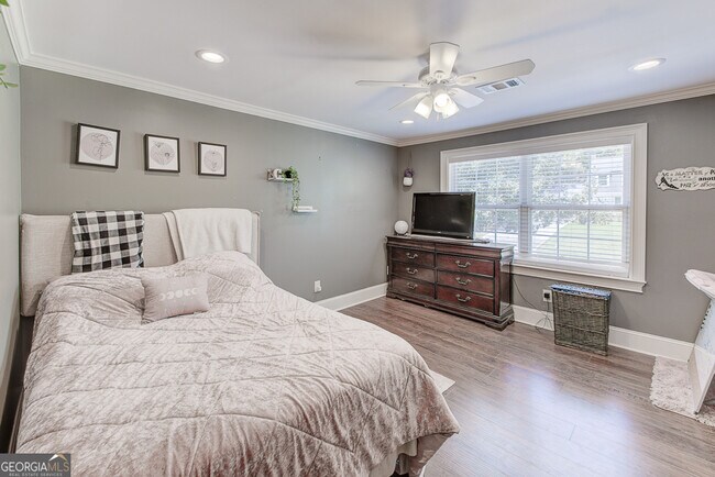 Building Photo - 209 Cedar Dr
