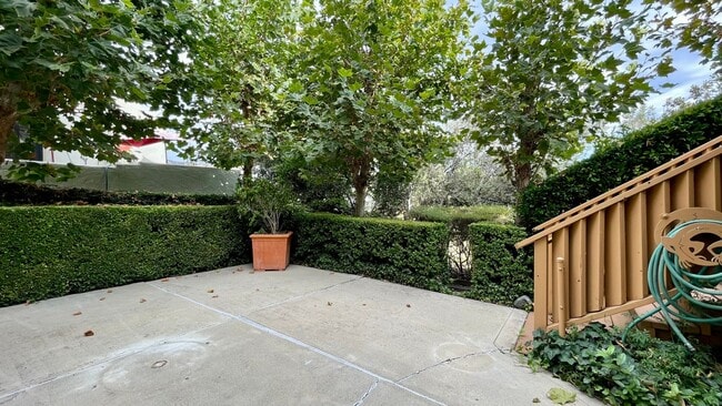 Building Photo - Stoneridge Garden Home with Air Conditioning *Available August 2026