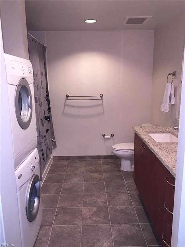 Building Photo - Loft Living at Town Center in Virginia Beach!