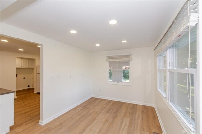 Building Photo - 679 Lakengren Dr