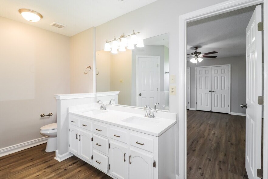 Building Photo - 6752 Oakmoor Cir S